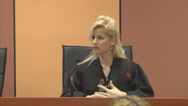 Nga gara për “Mis Shqipëria” tek sfilatat për Tik-Tok, kush është kryegjyqtarja e Elbasanit