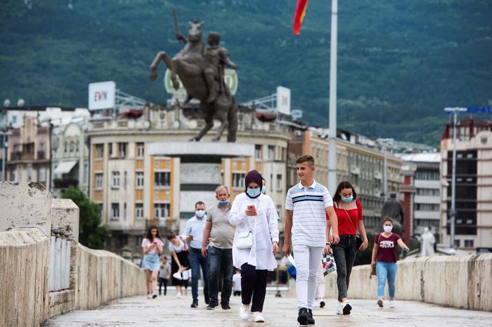 Nga nesër Maqedonia e Veriut pa maska në ambientet e hapura, lejon dasmat