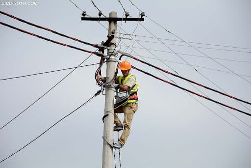 Ra nga shtylla e tensionit të lartë, ndërron jetë elektriçisti nga Gjirokastra
