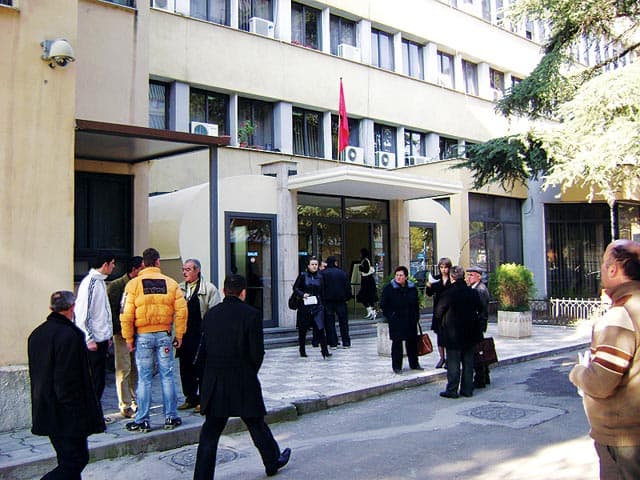 Historia/ “Donte të më rrëmbente”, 21-vjeçarja tregon makthin e përndjekjes nga fqinji i saj