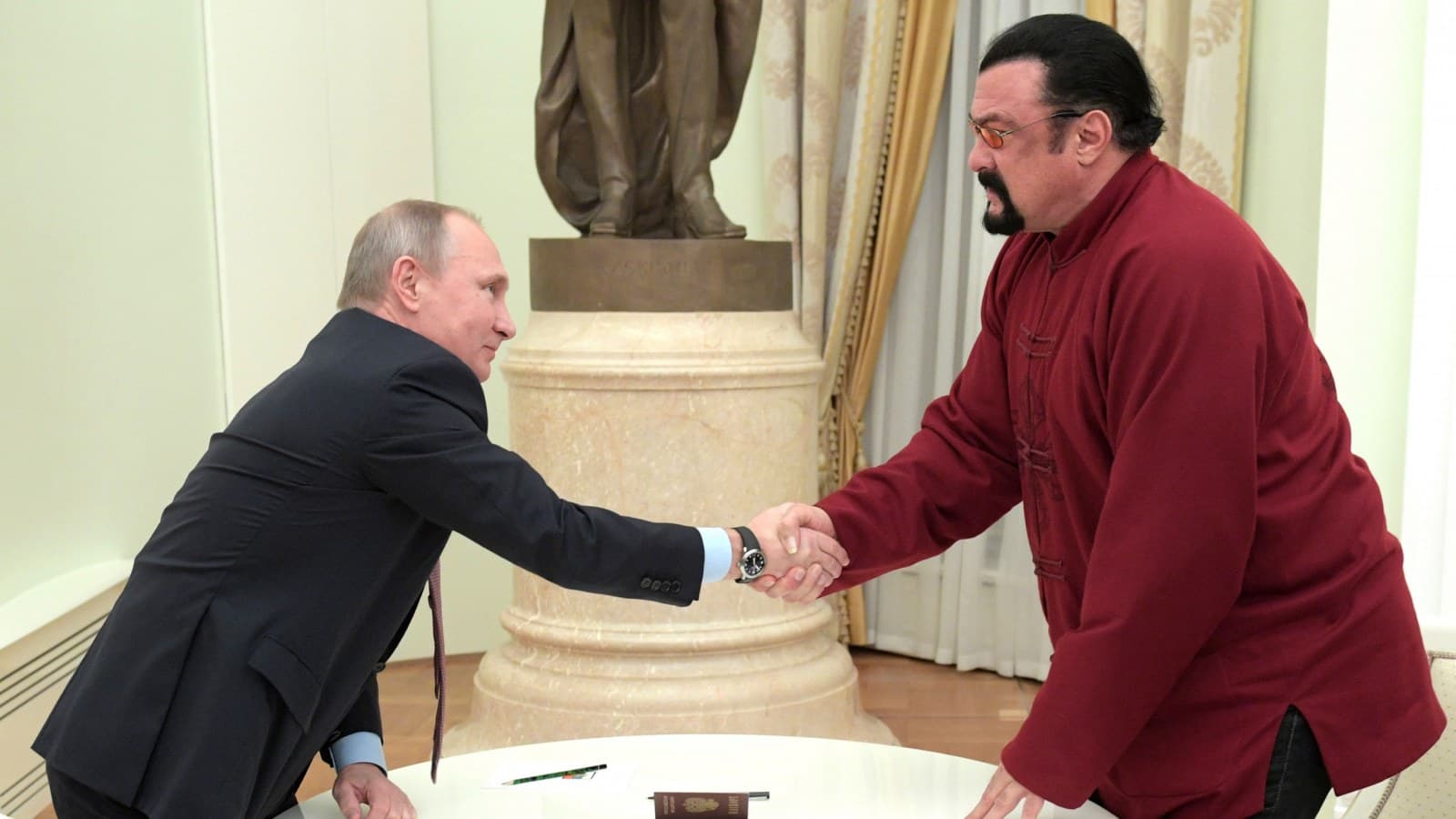 Steven Seagal bashkohet me partinë pro Kremlinit