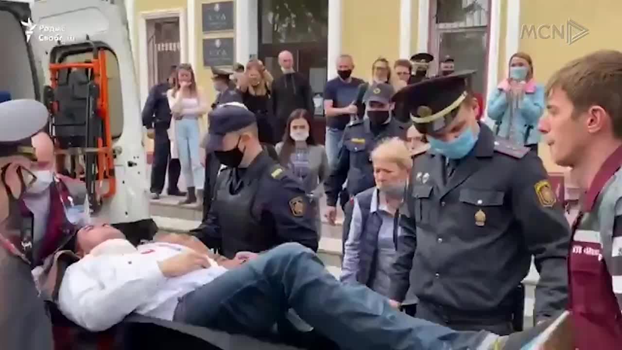Aktivisti bjellorus pret fytin e tij (VIDEO)