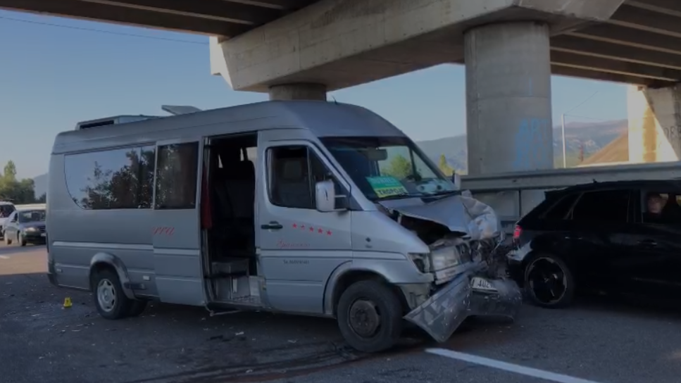 Aksident në aksin Milot-Thumanë, furgoni përplaset me “Benz-in”