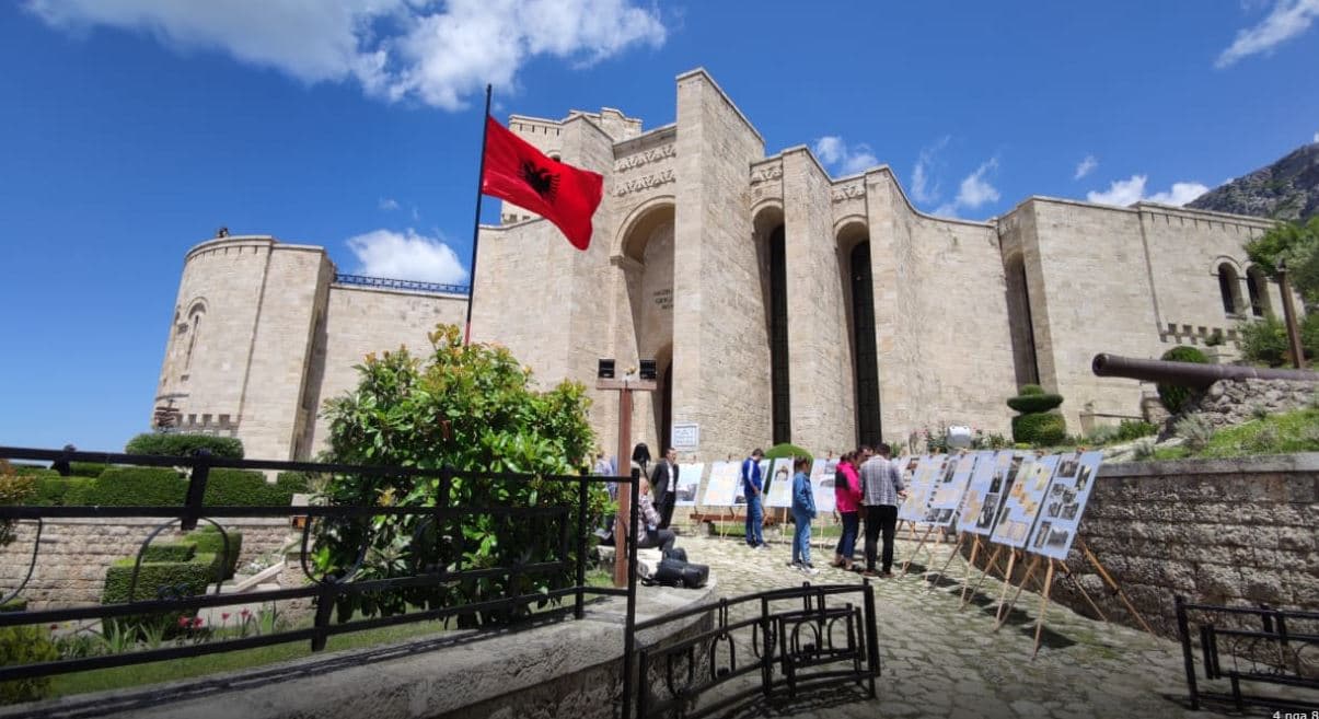      Në Krujë hapet ekspozita me dokumente dhe fotografi të rralla nga fondi i Arkivave