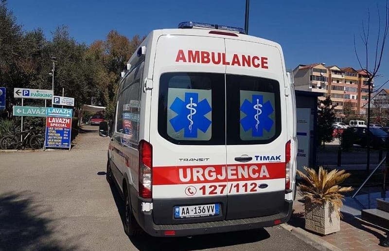 Sarandë/ 17-vjeçari bie nga lartësia, dërgohet me urgjencë tek Trauma