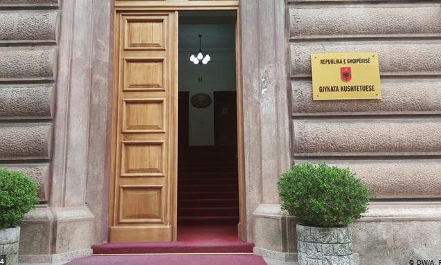     Gjykata Kushtetuese shqyrton sot dy paditë e presidentit Meta për Teatrin Kombëtar
