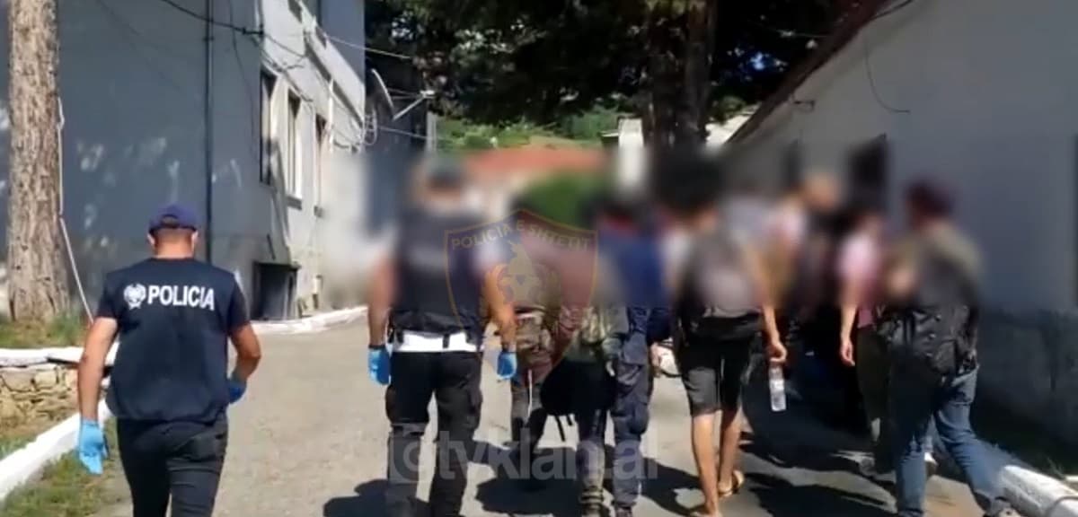 Transportonte 5 emigrantë të paligjshëm, prangoset një person dhe bashkëpunëtori i dyshuar në Korçë