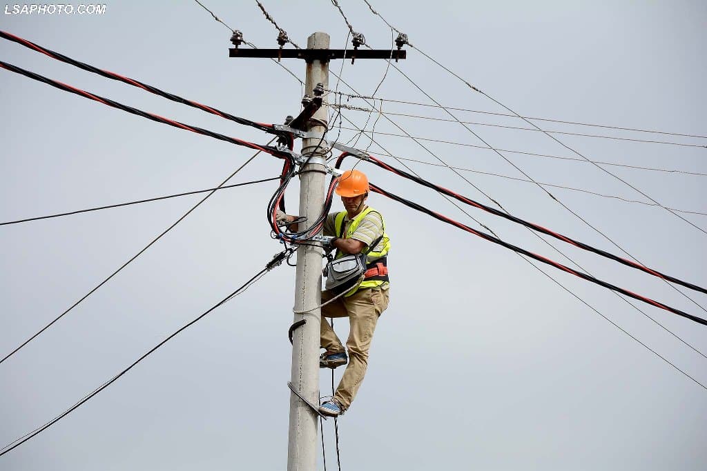 Dy elektricistë ranë nga shtylla, lihet në burg drejtuesi i OSHEE në Gjirokastër
