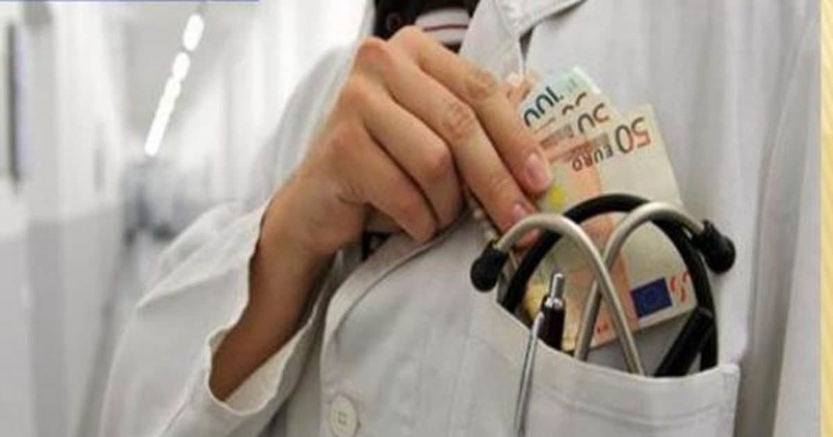 U filmuan duke i marrë ryshfet pacientëve, pranga 2 mjekëve në spitalin e Fierit