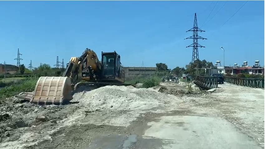 Kaloi me kamionin e tonazhit të rëndë mbi urë dhe e shembi, arrestohet shoferi në Fier