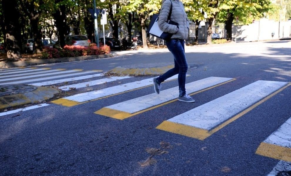 Shoferi në Tiranë përplas një grua te vizat e bardha dhe largohet nga vendngjarja