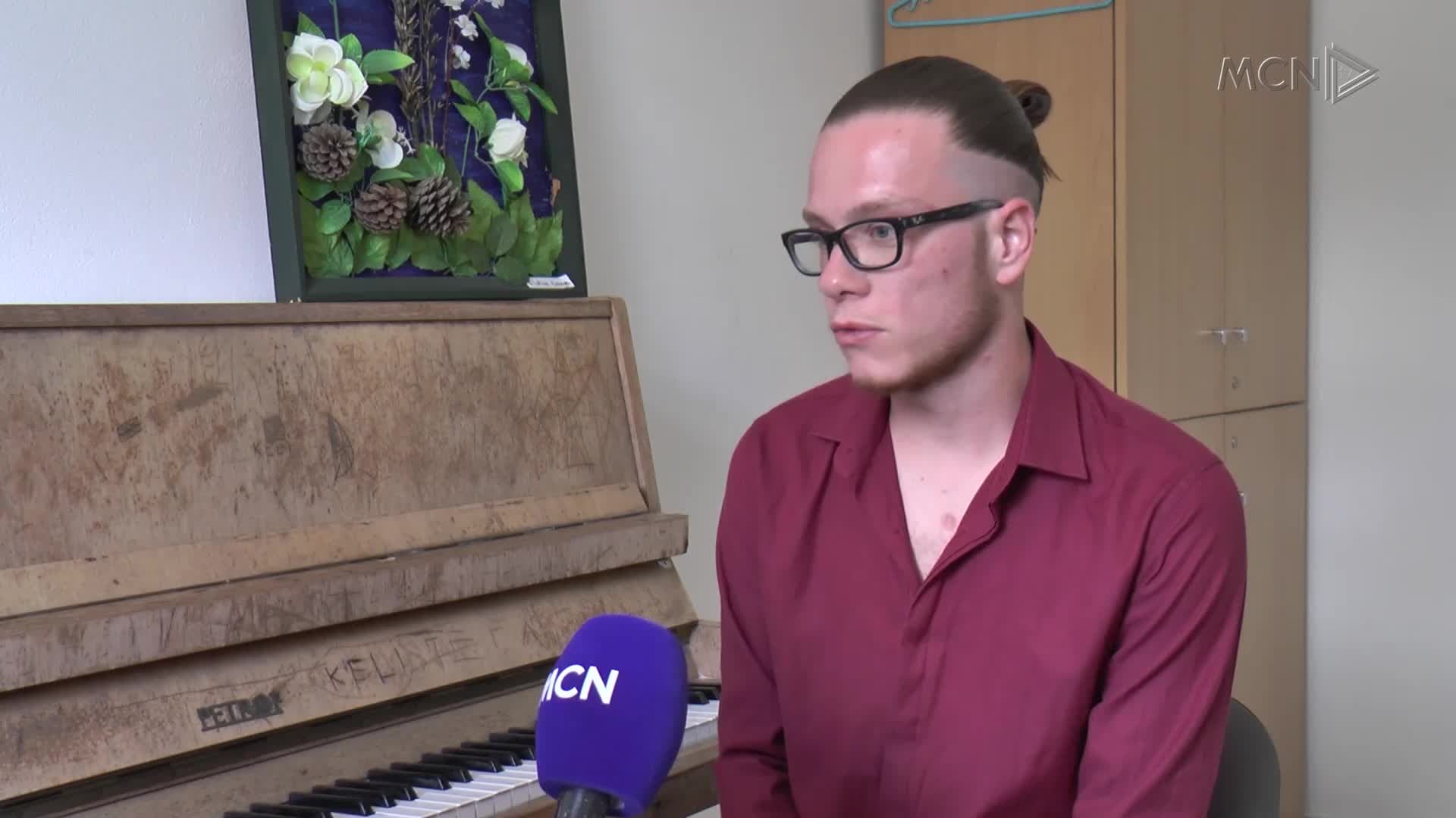 Maturanti pianist me sytë jashtë vendit (VIDEO)