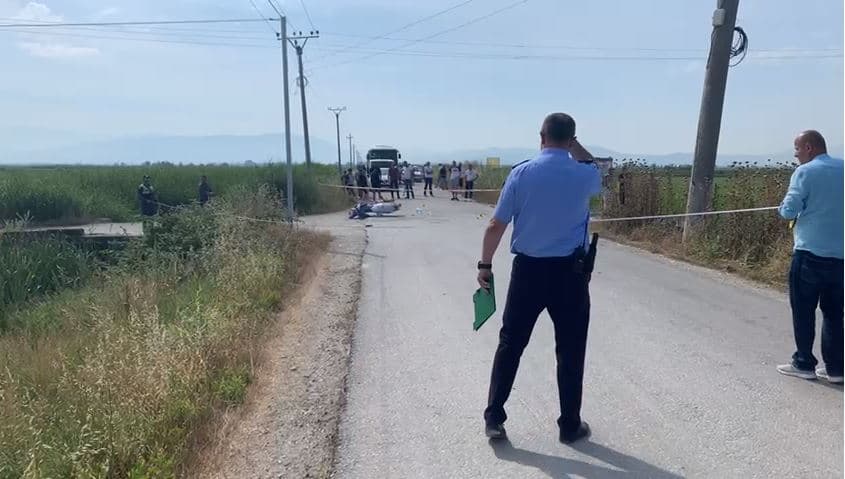 Makina përplaset me motorin në Fier, plagosen nënë e bijë
