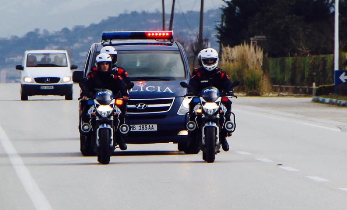 Kapen duke transportuar emigrantë të paligjshëm, në pranga dy persona