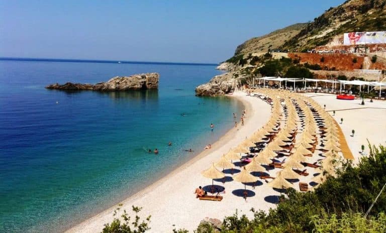 “As test Covid, apo dokument tjetër”, Shqipëria hap kufijtë për turistët