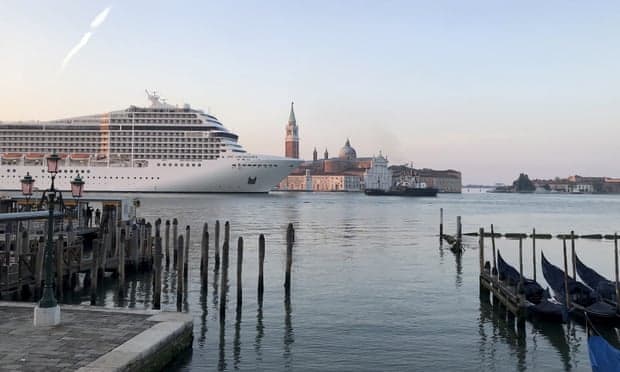 “Shpërthejnë” protestat në Venecia pas kthimit të anijeve gjigante të lundrimit