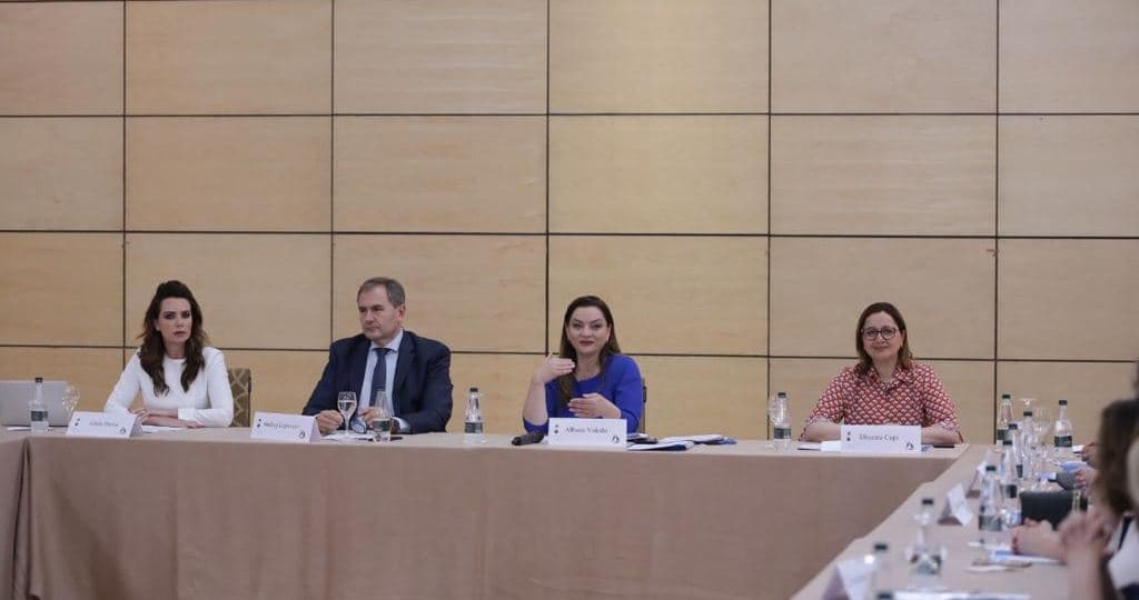Konferenca e LDGSH/ Vokshi: Vendimi për të penguar gazetarët në Parlament dhunon lirinë e medias