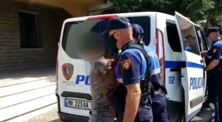     Ndihmuan refugjatë të kalojnë kufirin ilegalisht/ Arrestohen dy të kërkuarit në Vlorë