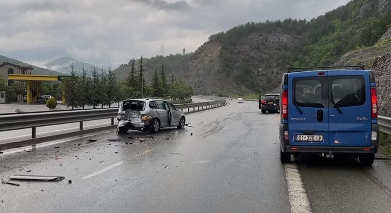 Video/ Aksidentohen dy automjete në Rrugën e Kombit, raportohet për të plagosur