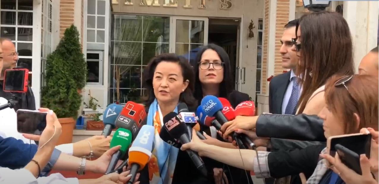 Ambasadorja Kim takim me kryeprokurorin Çela: Të hetohen krimet zgjedhore (VIDEO)