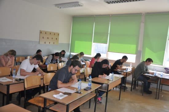 Matura, “rrjedhin” tezat e provimit të gjuhës dhe letërsisë