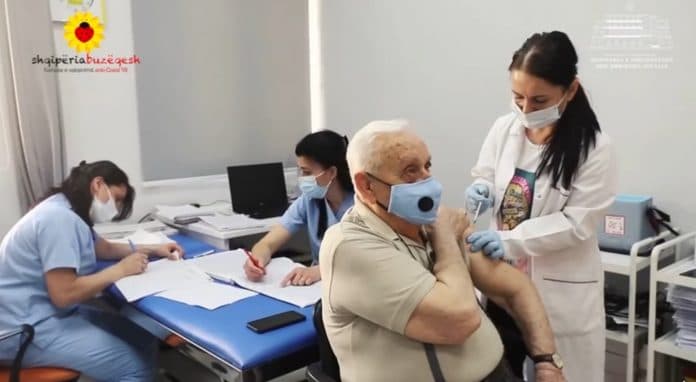    Manastirliu: Sot priten të vijnë 11 mijë e 700 doza Pfizer