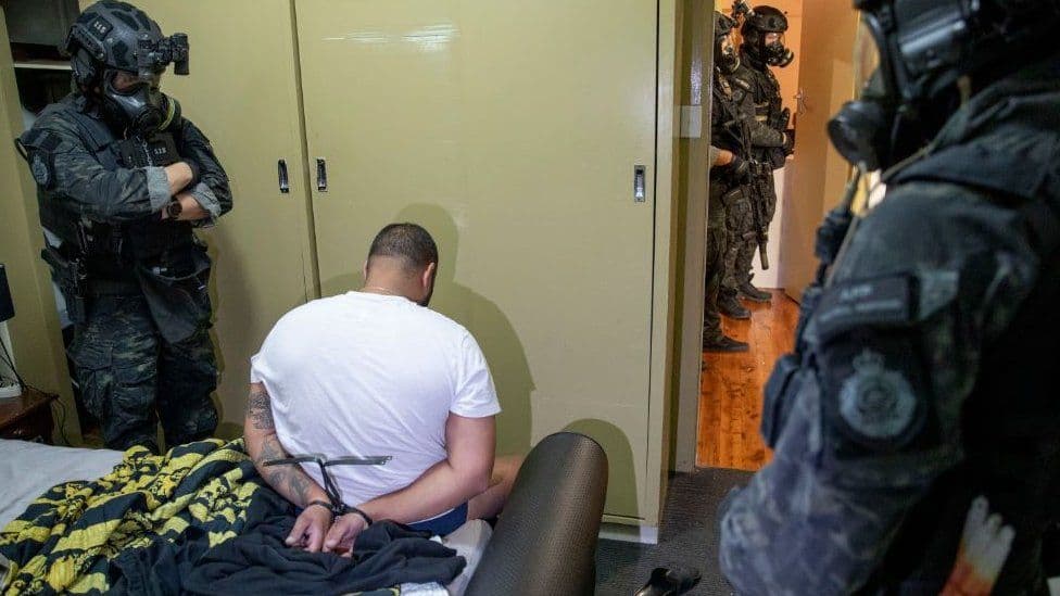 Policia në Australi dhe FBI arrestojnë qindra kriminelë pasi i përgjuan në aplikacionin ANOM (VIDEO)