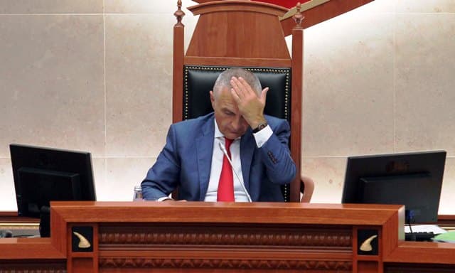 Kuvendi shkarkon Presidentin, ai tallet me deputetin: Ju uroj një pasdite të qeshur me këtë thënie frymëzuese