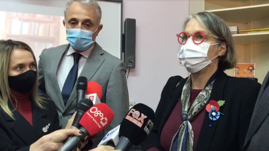 Gazetarët jashtë Kuvendit, ambasadorja franceze: Le të mbështesim lirinë e shtypit!