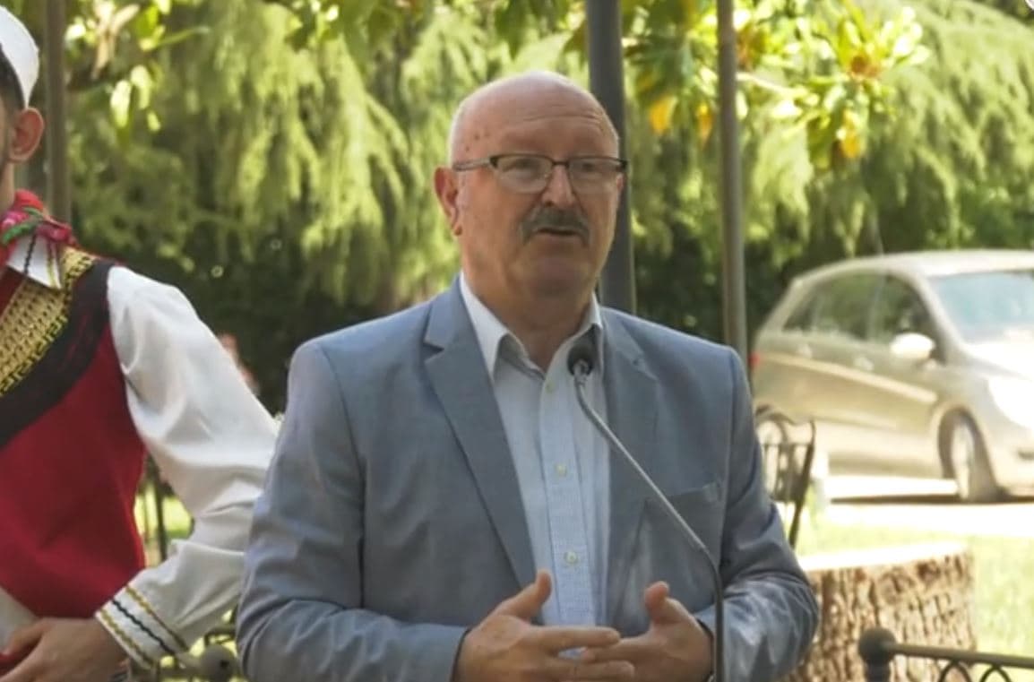 Bujar Kapexhiu i del në krah Metës: Në një sallë të mbyllur po thuren intriga
