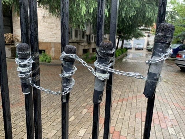 Vendimi i Kuvendit për mediat/ Gazetarët prijnë me protestë para seancës parlamentare