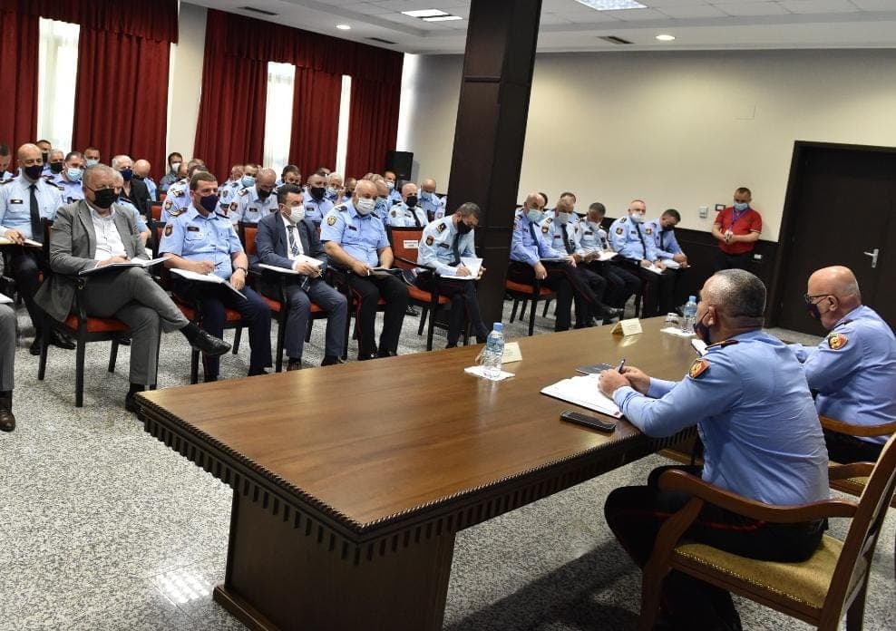 Veliu me shefat e komisariateve: Tolerancë zero ndaj ngjarjeve kriminale dhe ndërtimeve pa leje