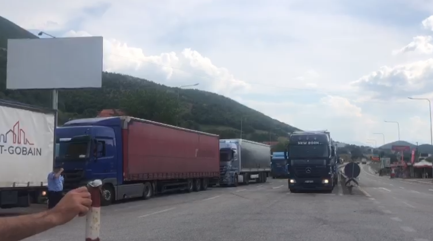 Mjetet e tonazhit të rëndë krijojnë radhë të gjata në Pikën Kufitare Morinë