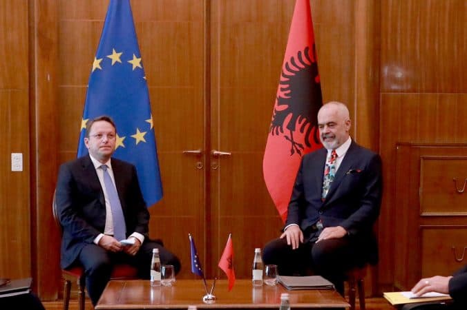 Nis Samiti WB6/ Kryeministri Rama pret komisionerin Olivér Várhelyi
