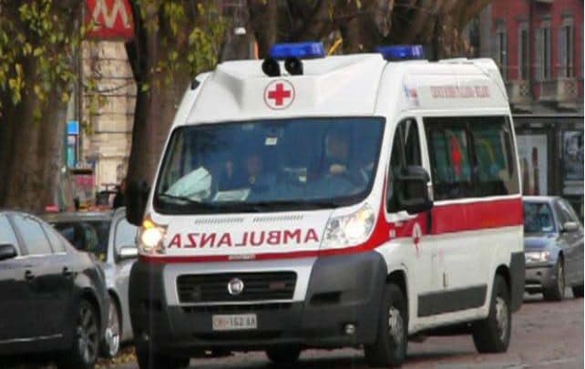 Tiranë, furgoni i mallrave përplas për vdekje të moshuarin në lulishte