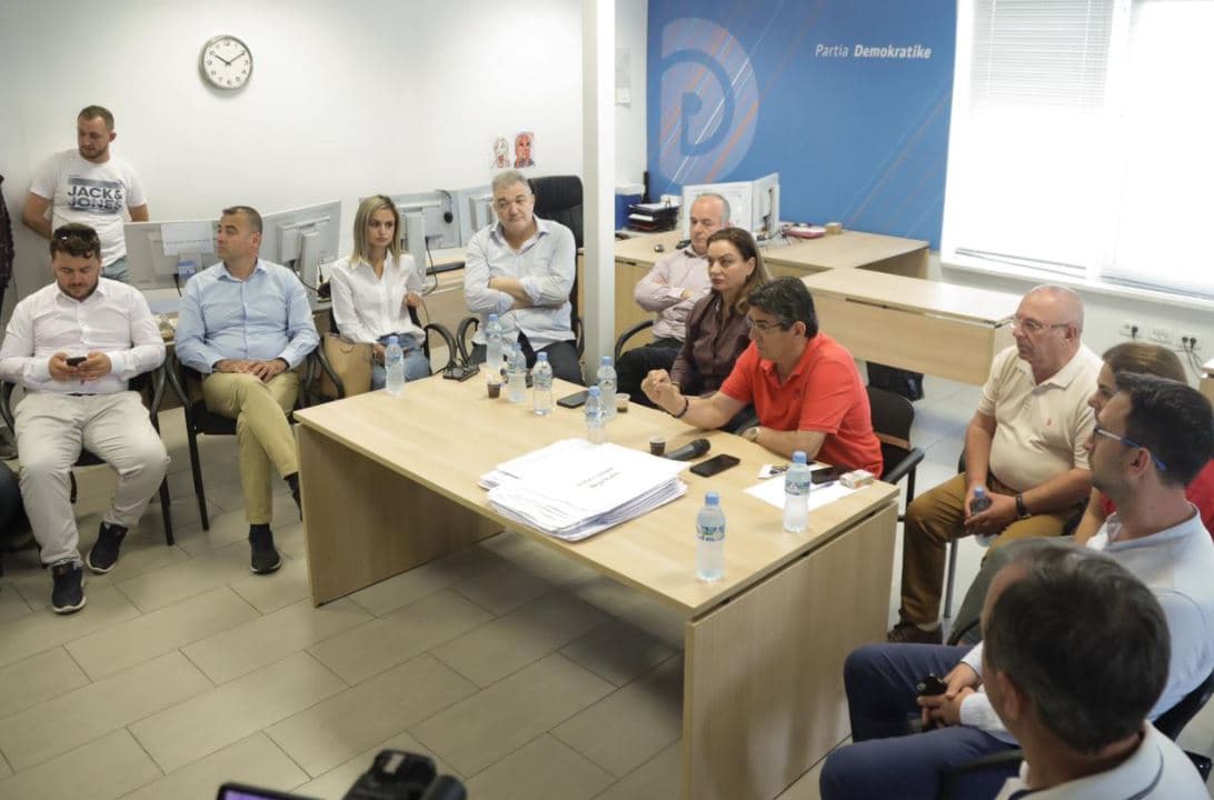 PD shpërndan listat e anëtarëve/ Kandidatët për kryetar firmosin për 76 komisionet