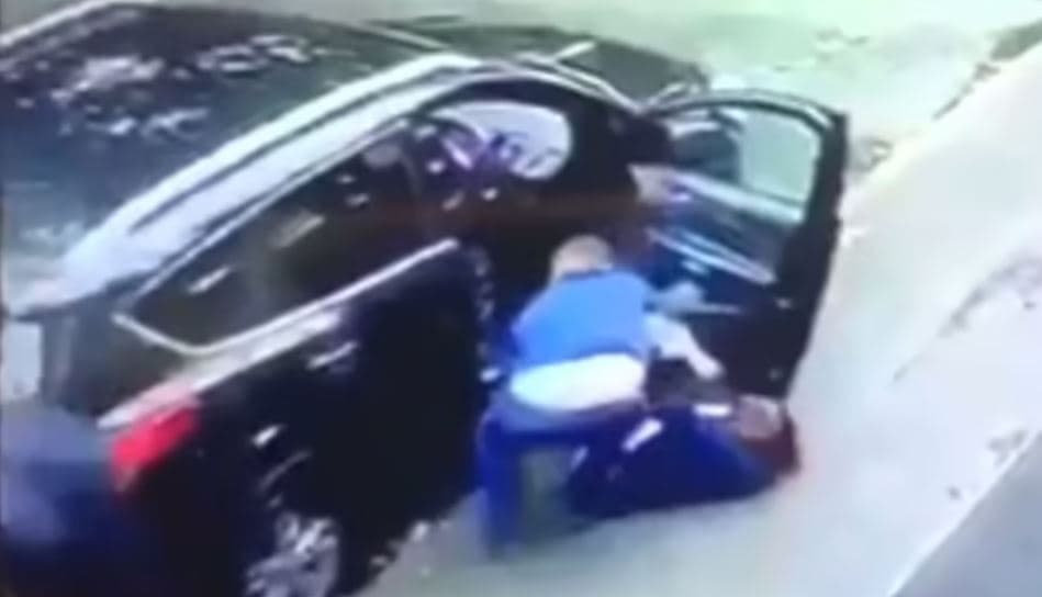 VIDEO/ 27-vjeçari nxjerr nga makina gruan dhe largohet me 3 fëmijët e saj