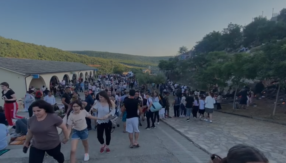 Pelegrinazhi në Kishën e Shna Ndout në Laç, mijëra qytetarë kremtojnë festën