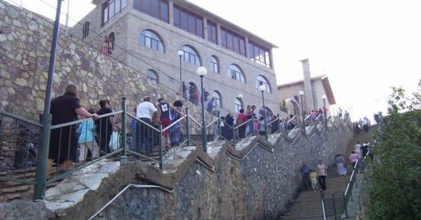 Peligrinazhi në Kishën e Shna Ndout në Laç/ Policia merr masa për sigurimin e rendit
