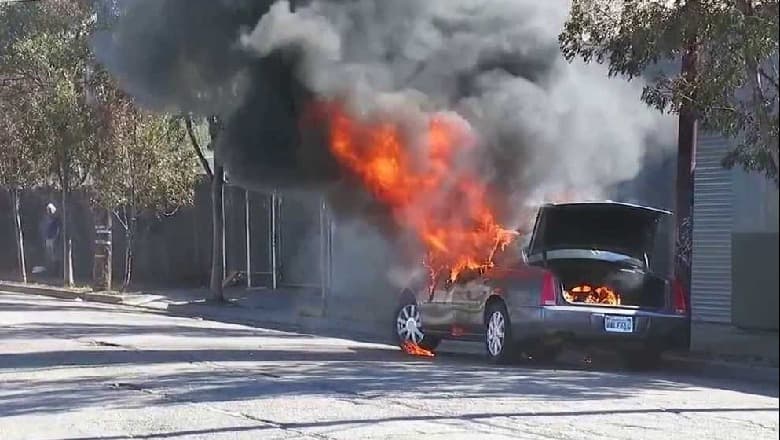 Tiranë, përfshihet nga flakët makina e parkuar në oborr