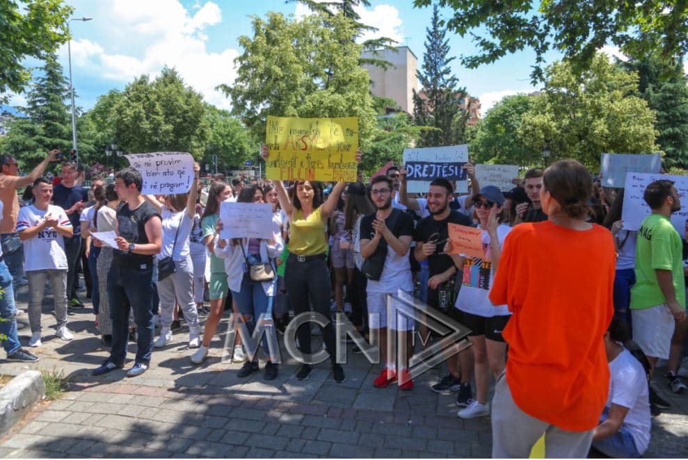 “Do rikthehemi sërish nesër”, maturantët mbyllin protestën