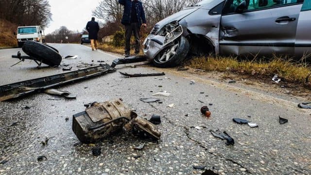 Automjeti përplas një person me biçikletë në aksin Korçë-Pogradec