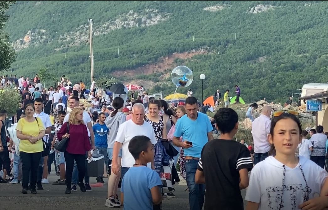 Dita e Shna Ndout mbledh në Laç besimtarë nga i gjithë vendi (VIDEO) 