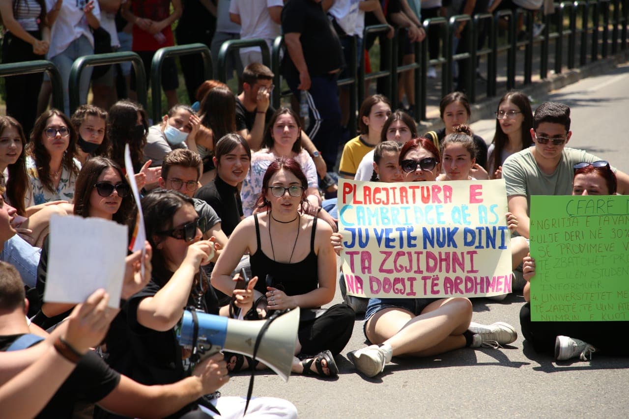 Maturantët protestojnë për provimin e matematikës