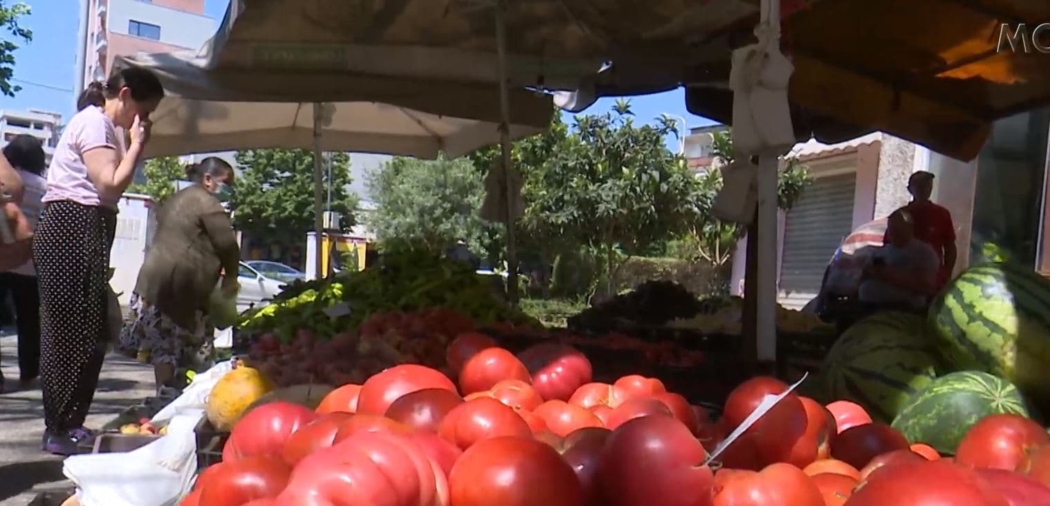 Në shportë vetëm produktet bazë, qytetarët: Po shmangim fruta perimet, s’kemi para