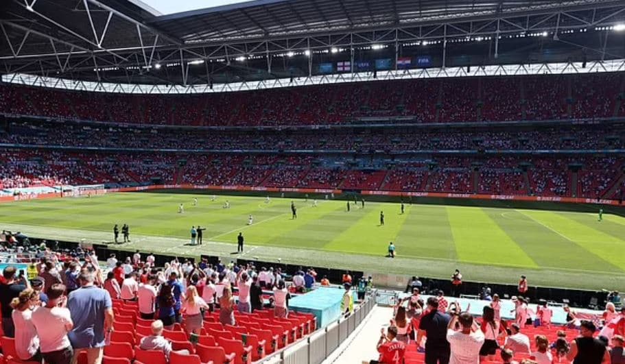 Nuk mbarojnë incidentet në Euro 2020, tifozi bie nga tribuna në ndeshjen Angli-Kroaci