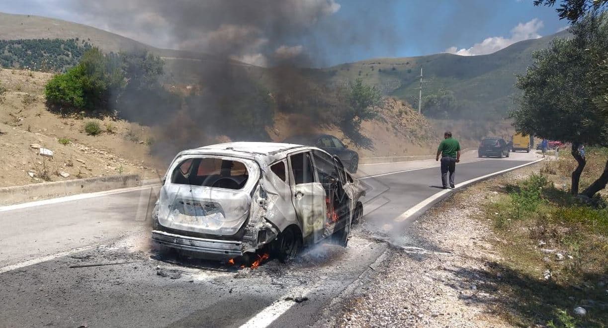 Përfshihet nga flakët makina në Himarë, shpëton mrekullisht shoferja