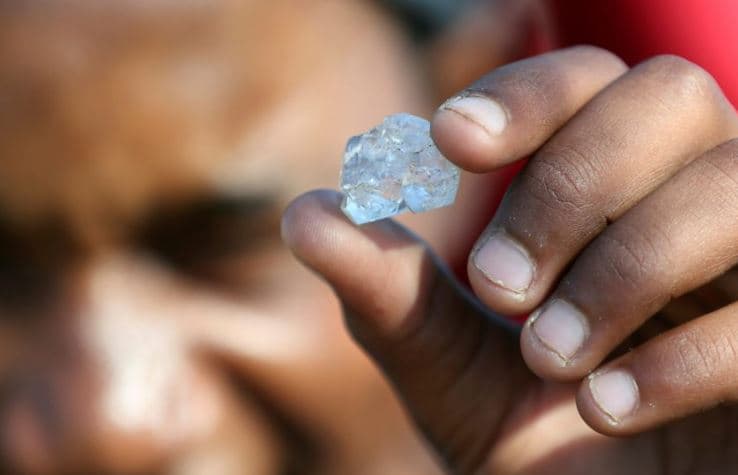 Pas gjetjeve të diamanteve në fushë, kërkuesit e thesarit dynden në Afrikën e Jugut