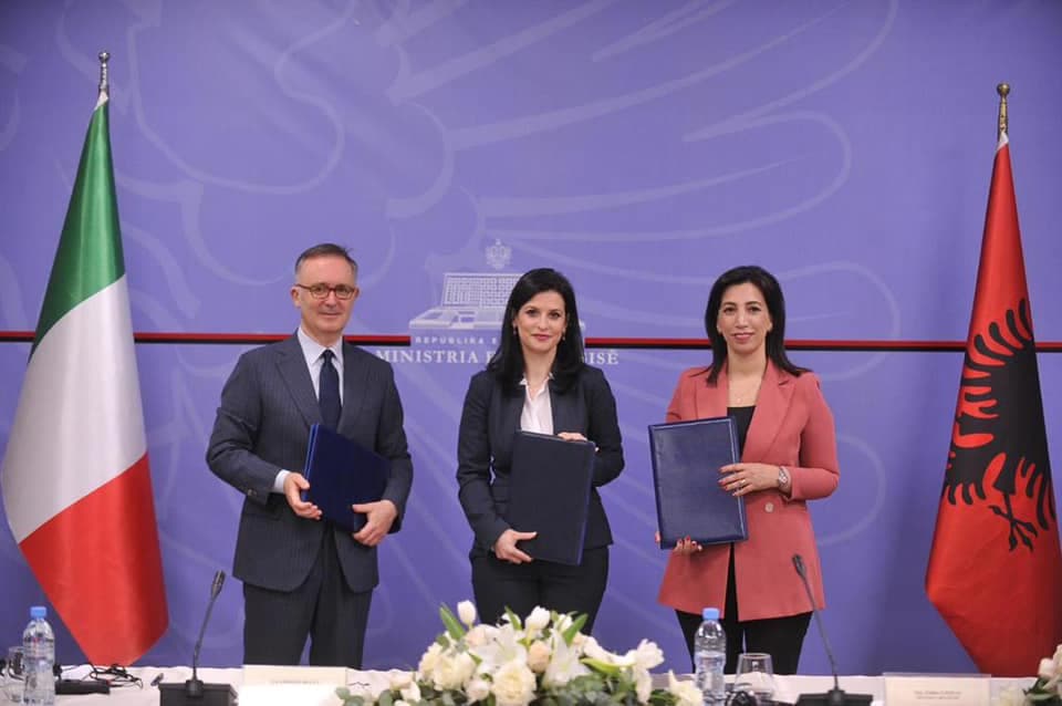 Nënshkruhet marrëveshja trepalëshe antikorrupsion/ Gjonaj: Projekt inovativ në shkollat e vendit