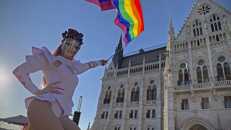 Mes protestash Hungaria voton projektligjet anti-LGBT
